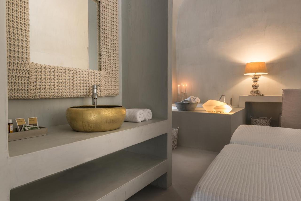 Executive Cave Suite heated Hot Tub ®