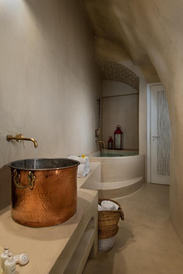 Executive Cave Suite heated Hot Tub ®