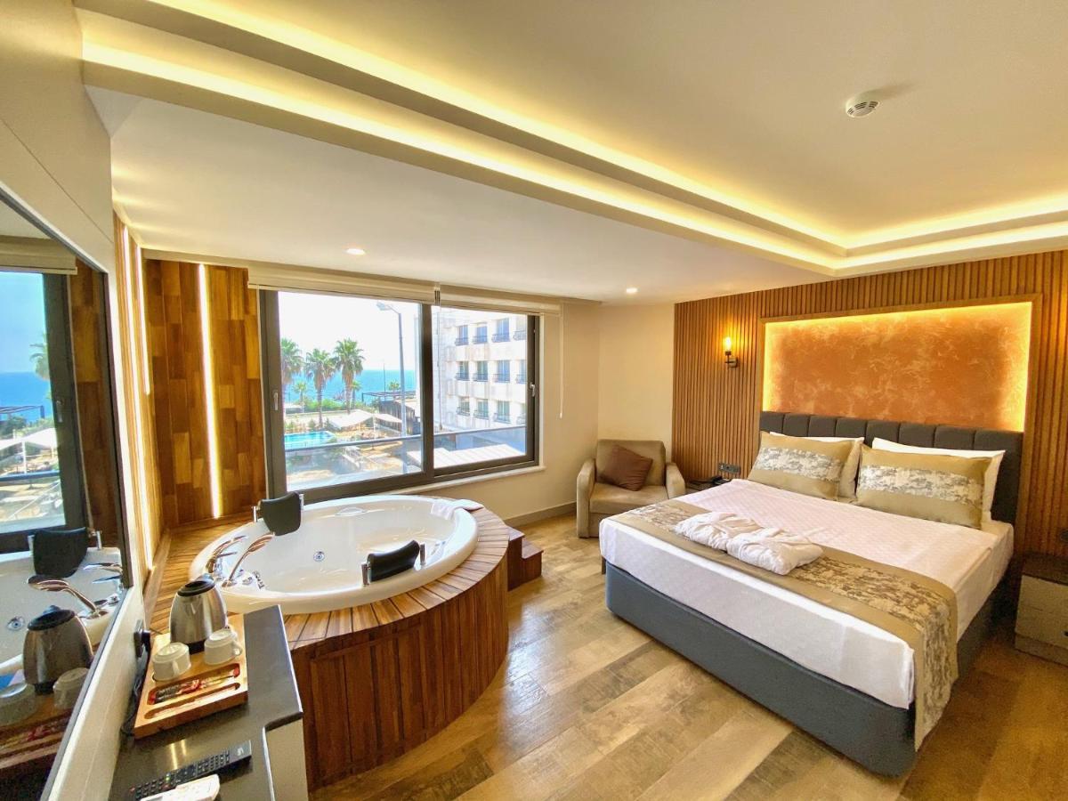 Deluxe Suite with Sea View