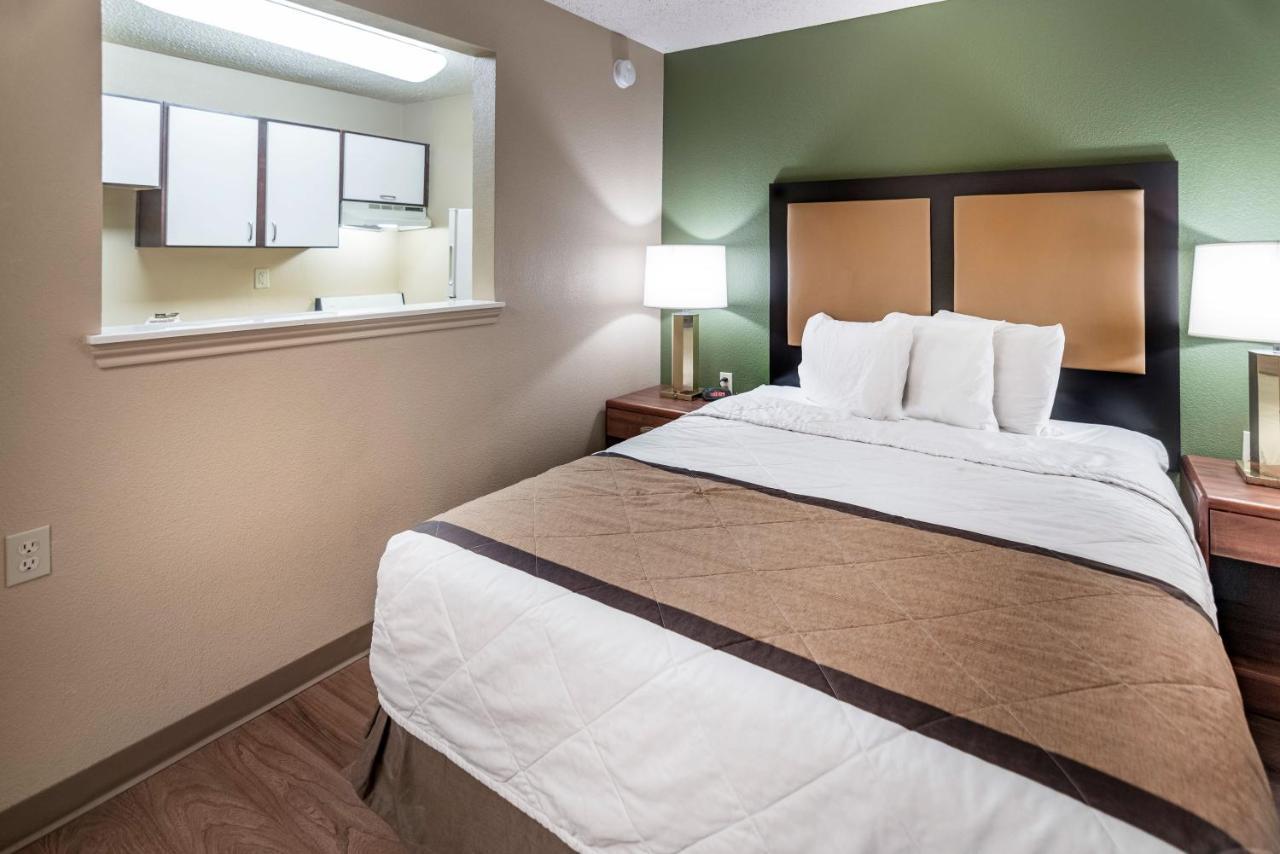 Deluxe Studio 1 Queen Bed Non-Smoking