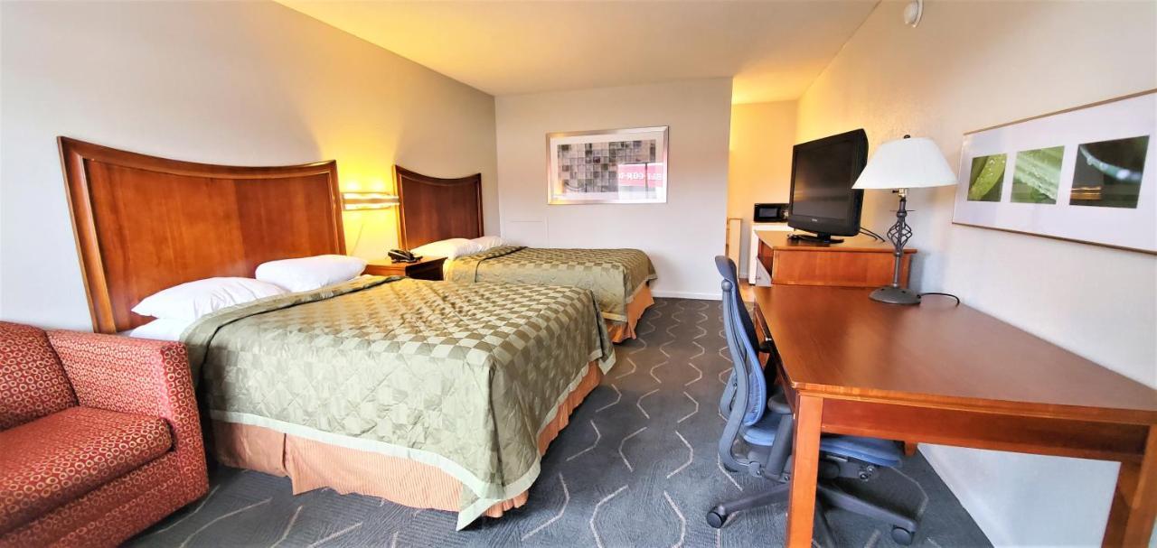 Deluxe Double Room (2 Adults + 1 Child)