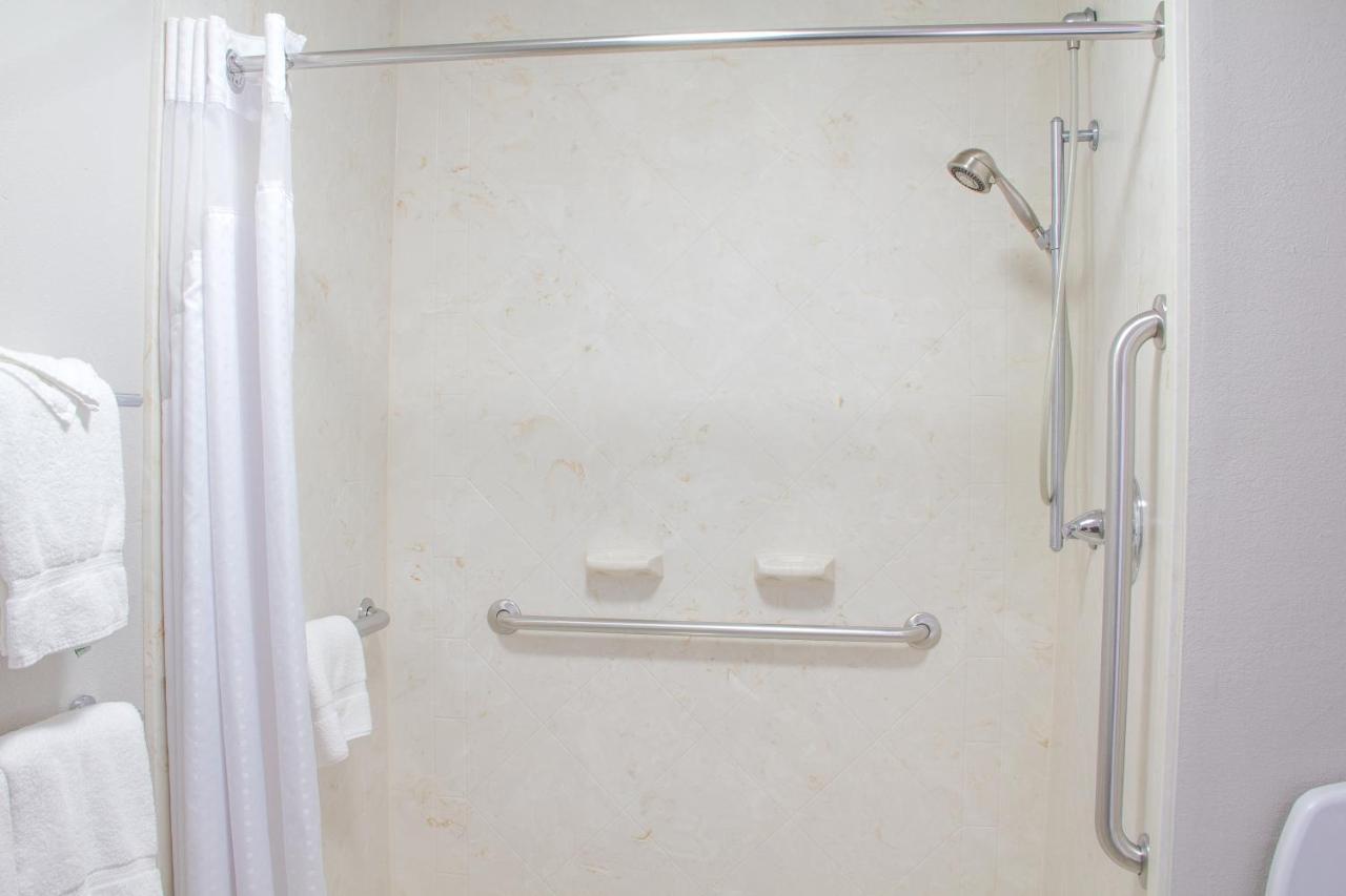 King Room - Mobility Access/Roll in Shower - Non-Smoking