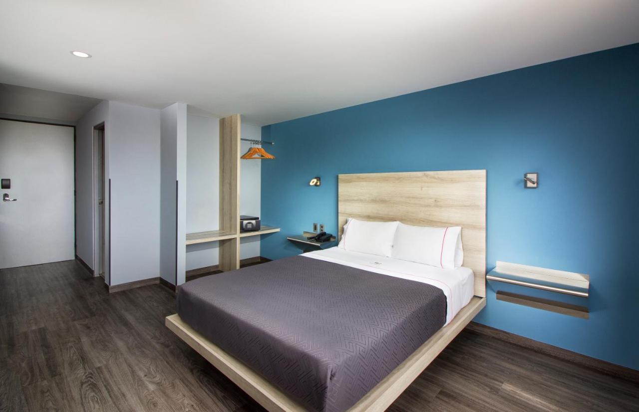 Standard Room One Queen Bed Non-Smoking