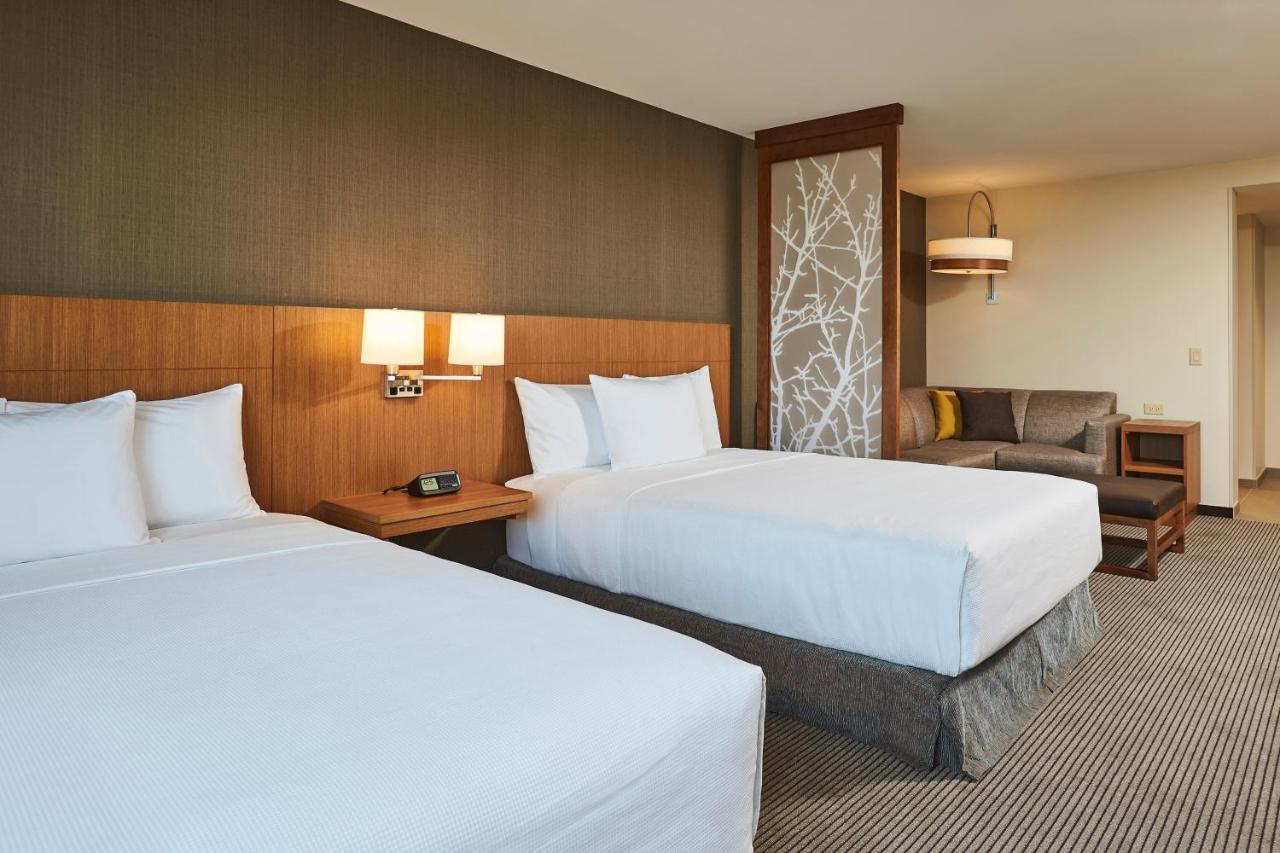 Queen Room with Two Queen Beds and Sofa Bed - High Floor