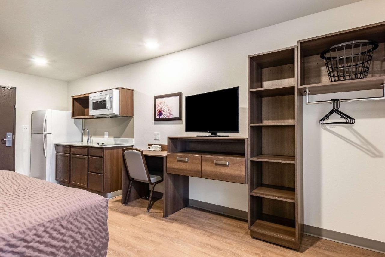 Queen Room  with Roll-In Shower - Disability Access/Non-Smoking