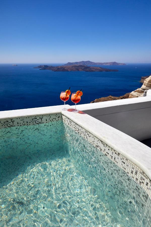 Petit Suite outdoor heated private Jacuzzi & Caldera View