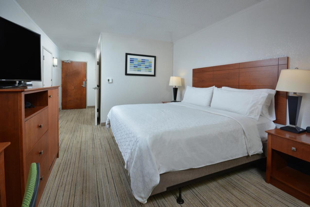 Standard King Room Mobility Accessible Tub