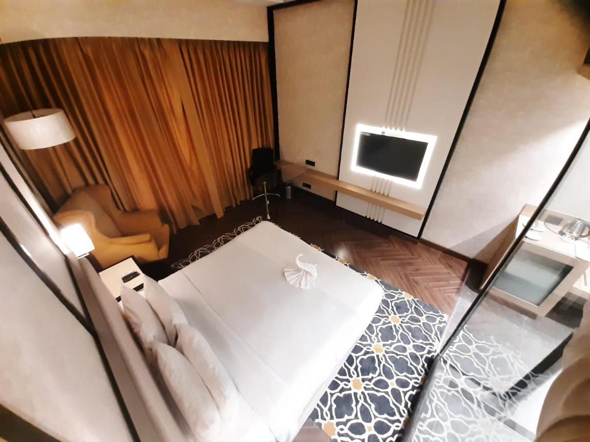 Executive Room : 20% off on session of 90 mins Spa || 15% off on F&S.B with a-la-carte selection || Complimentary welcome drinks on arrival