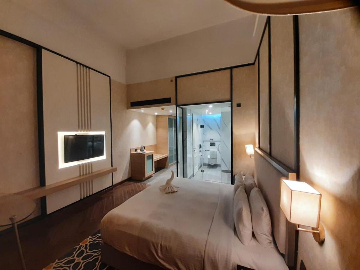 Boutique room : 20% off on session of 90 mins Spa || 15% off on F&S.B with a-la-carte selection || Complimentary welcome drinks on arrival