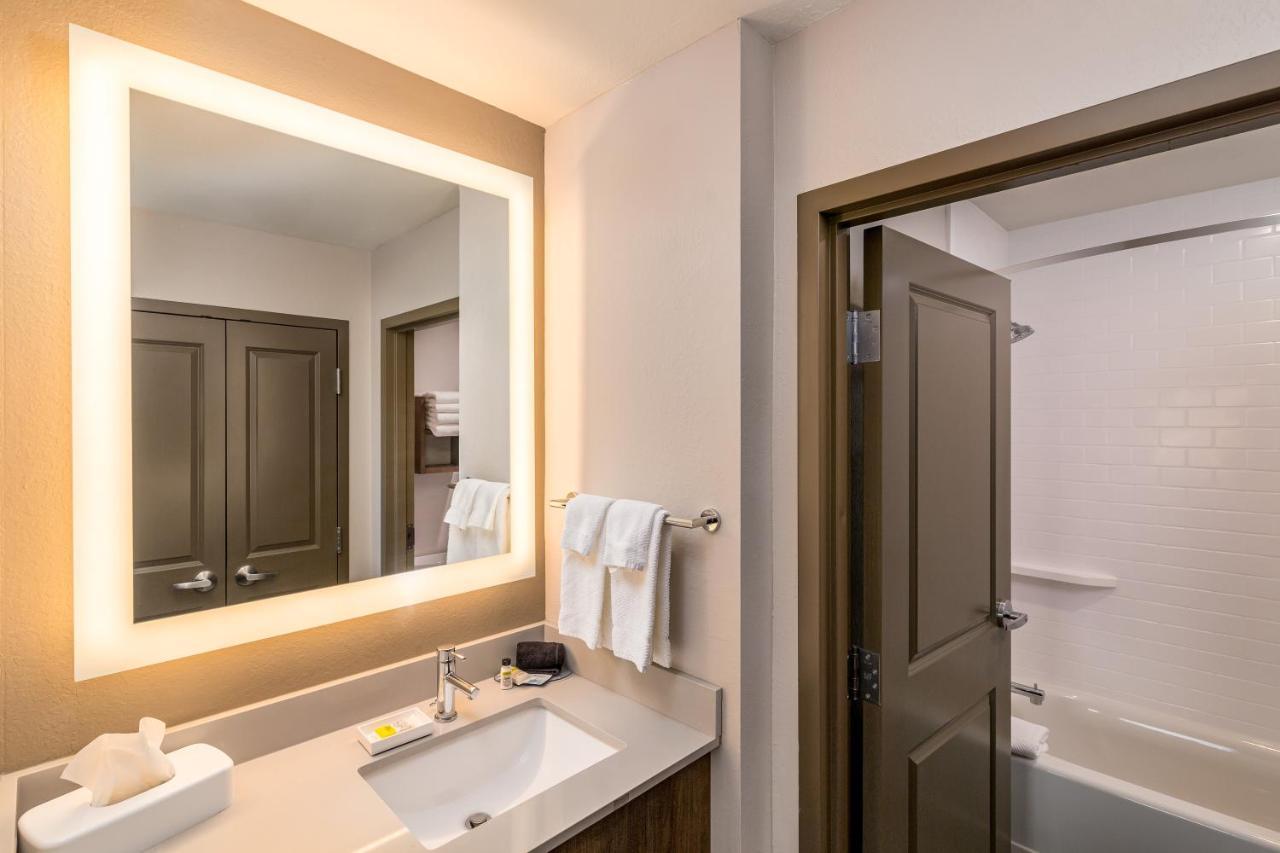 One-Bedroom Queen Suite Two Queen Beds