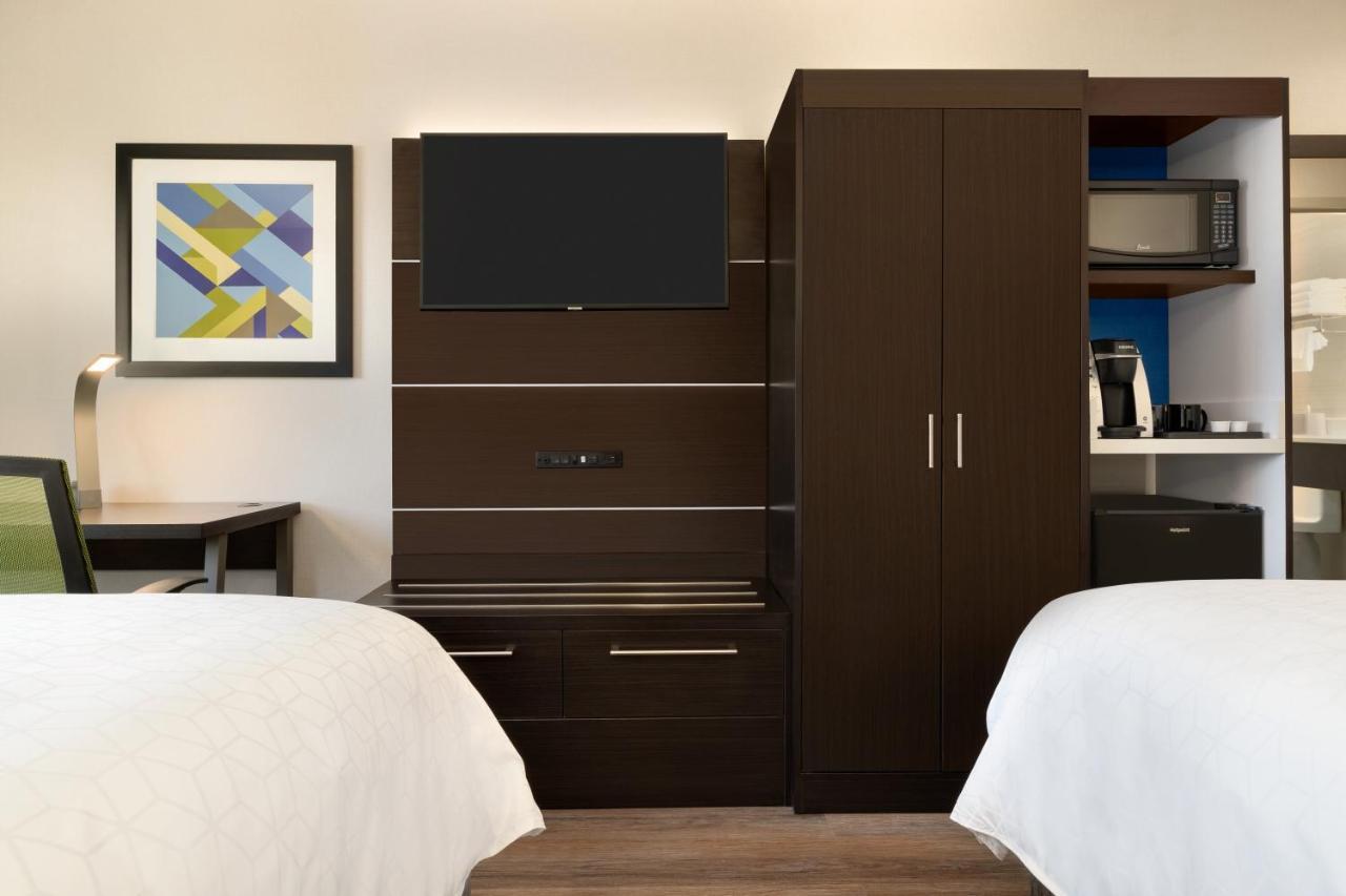 Standard Queen Room with Two Queen Beds,1068384205:JPEG