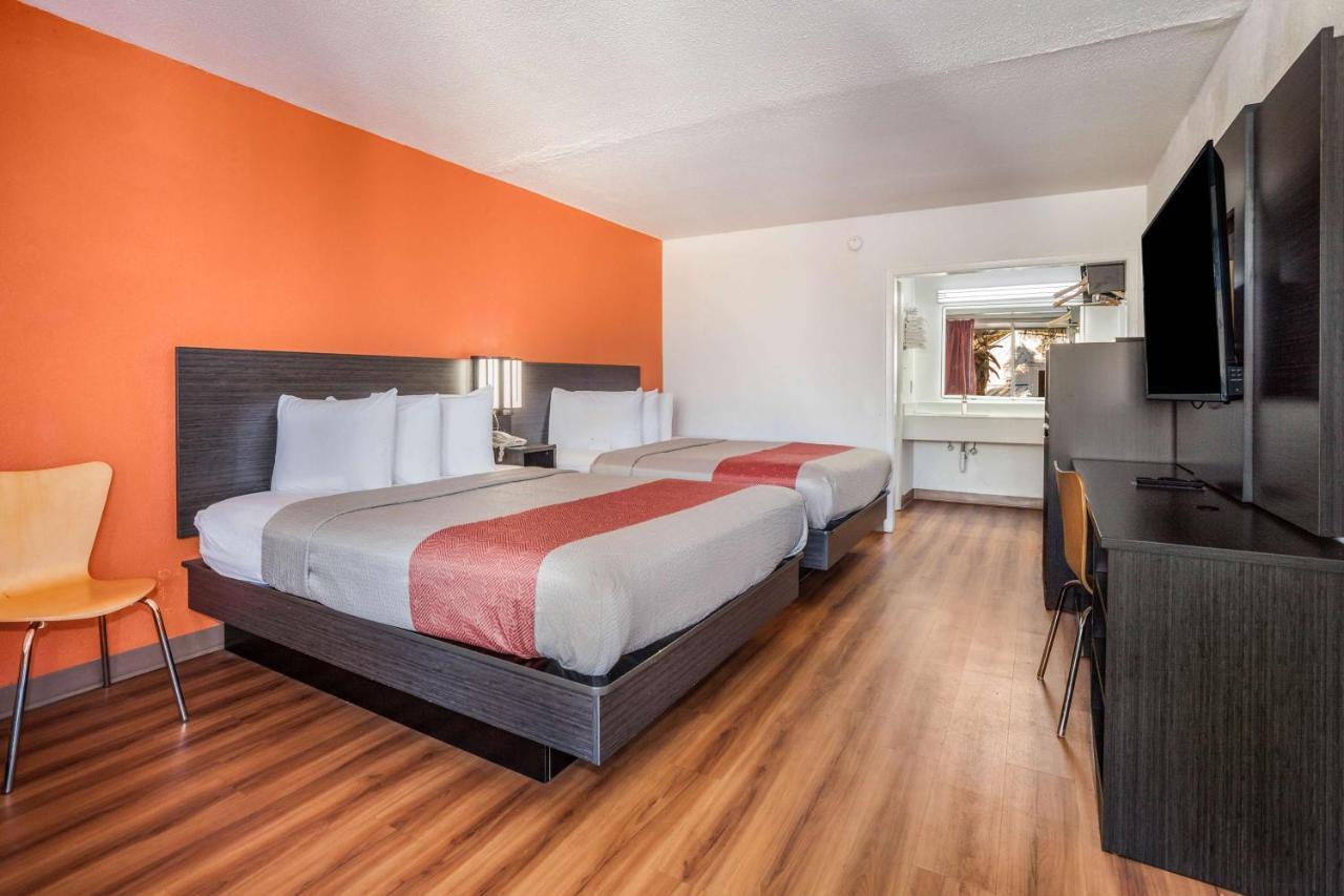 Deluxe Queen Room Two Queen Beds Smoking