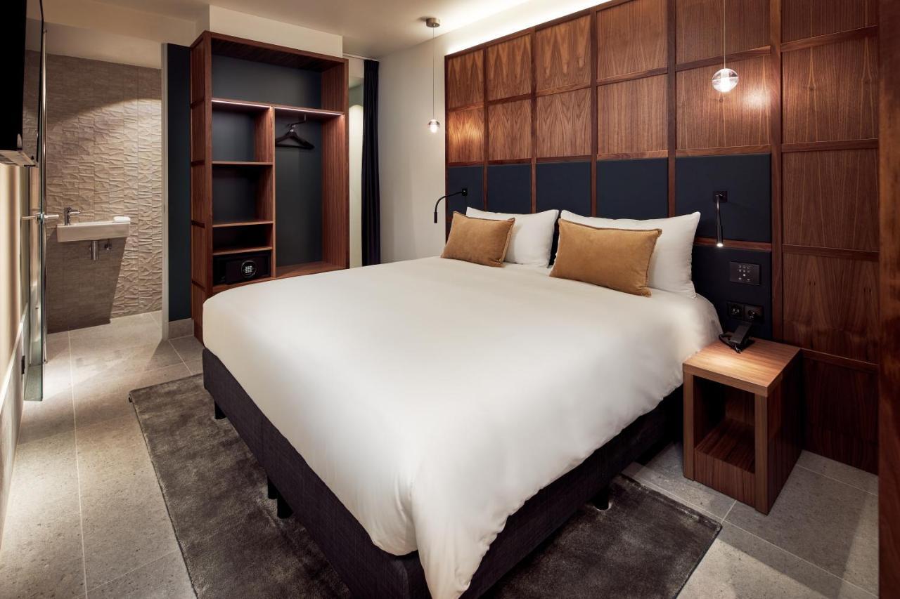 Queen Room without Window