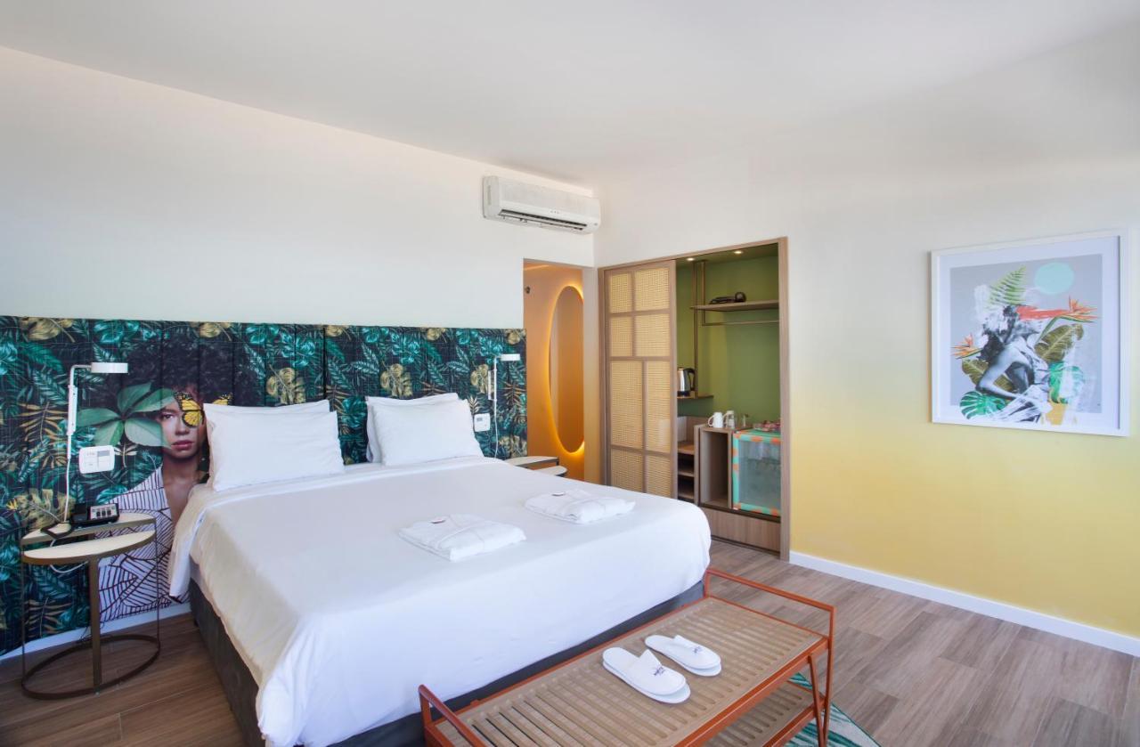 Deluxe Queen Room Partial Sea View