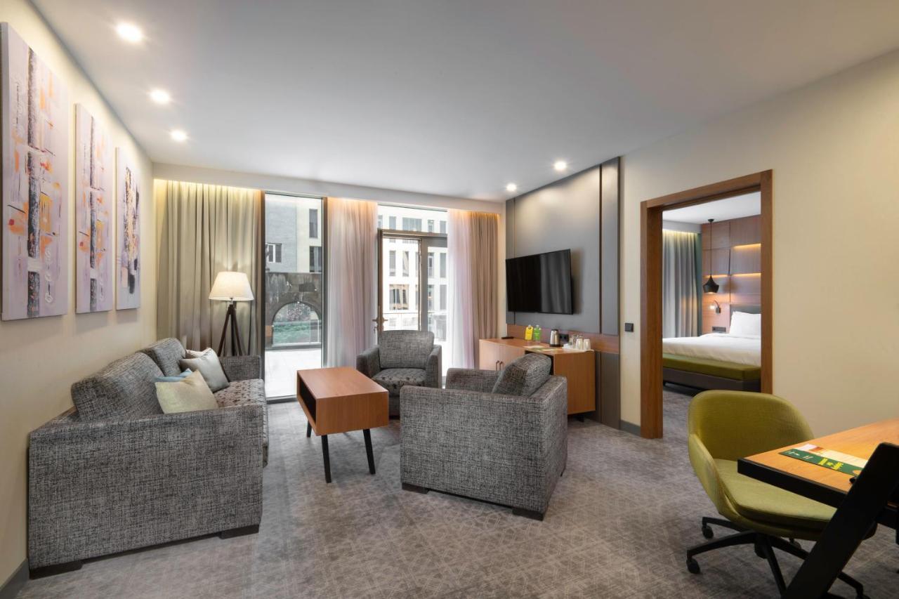 One-Bedroom King Suite