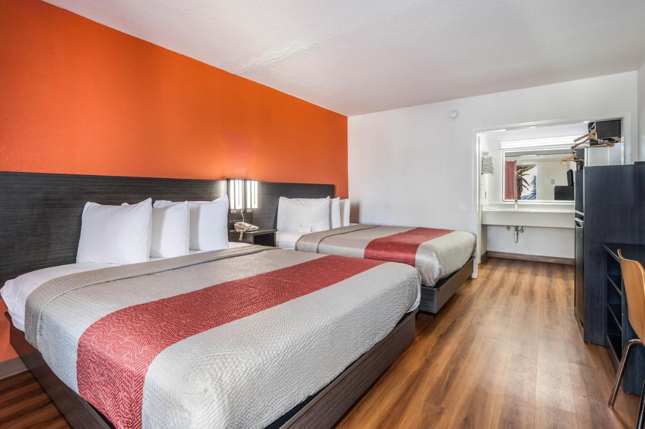 Deluxe Queen Room Two Queen Beds Smoking