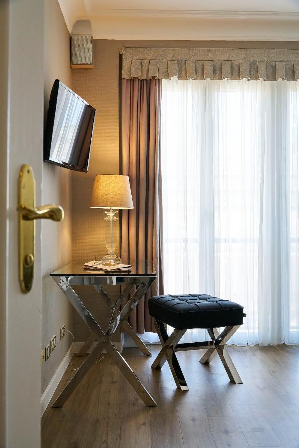 Single Room - Minibar drinks free of charge