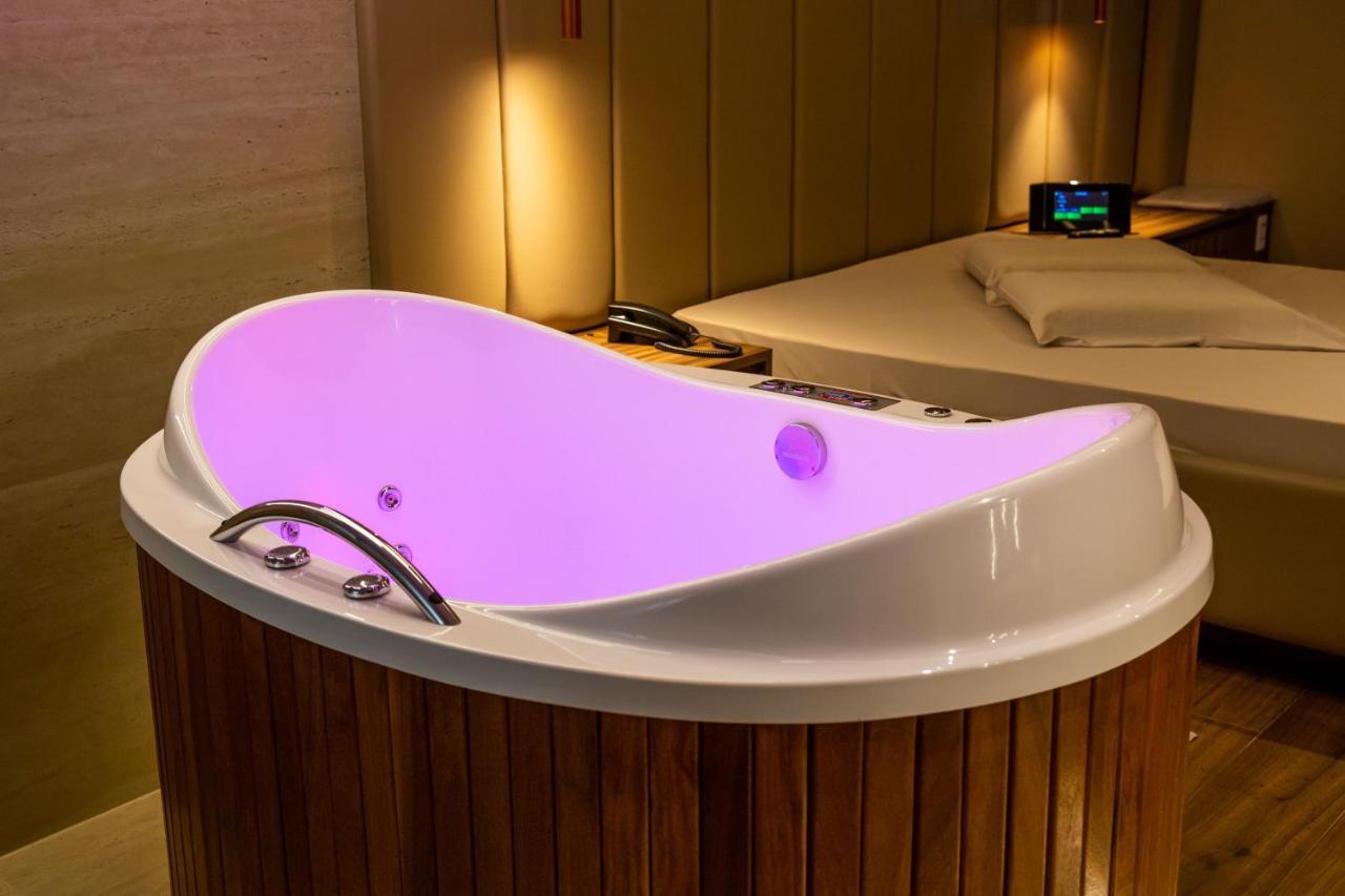 Deluxe Suite Spa Bath