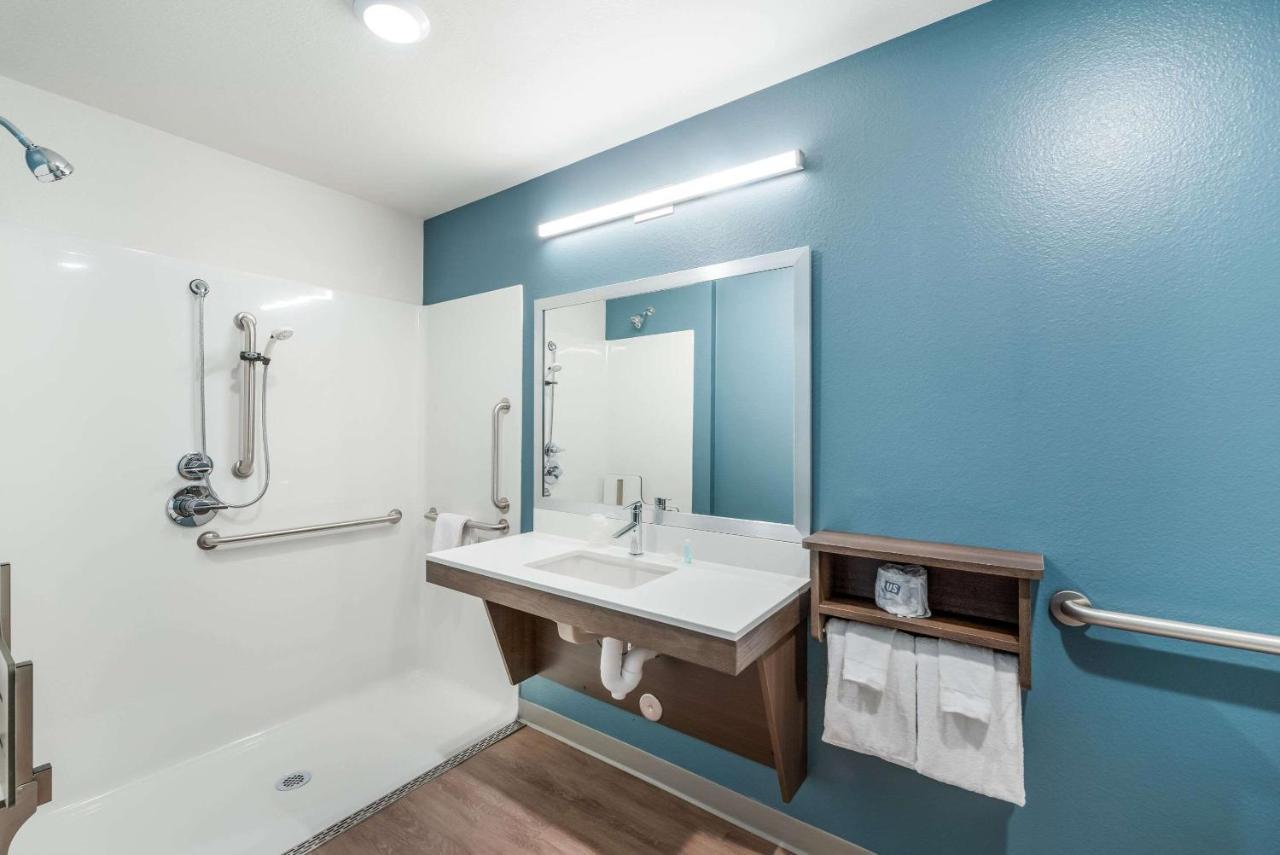 Queen Room Roll Shower Accessible or Non Smoking
