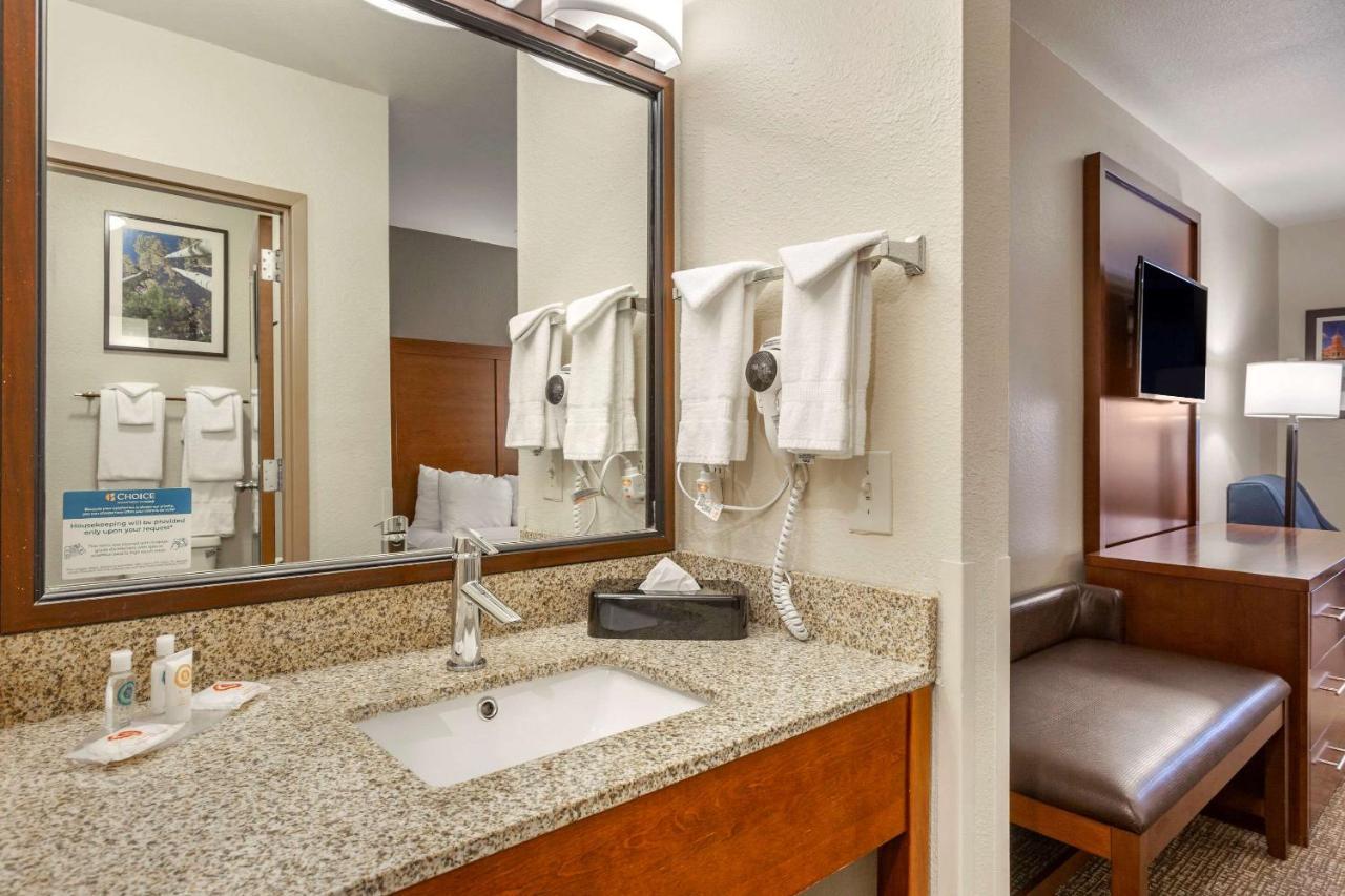 Queen Room Fourth Floor - Accessible/Non-Smoking