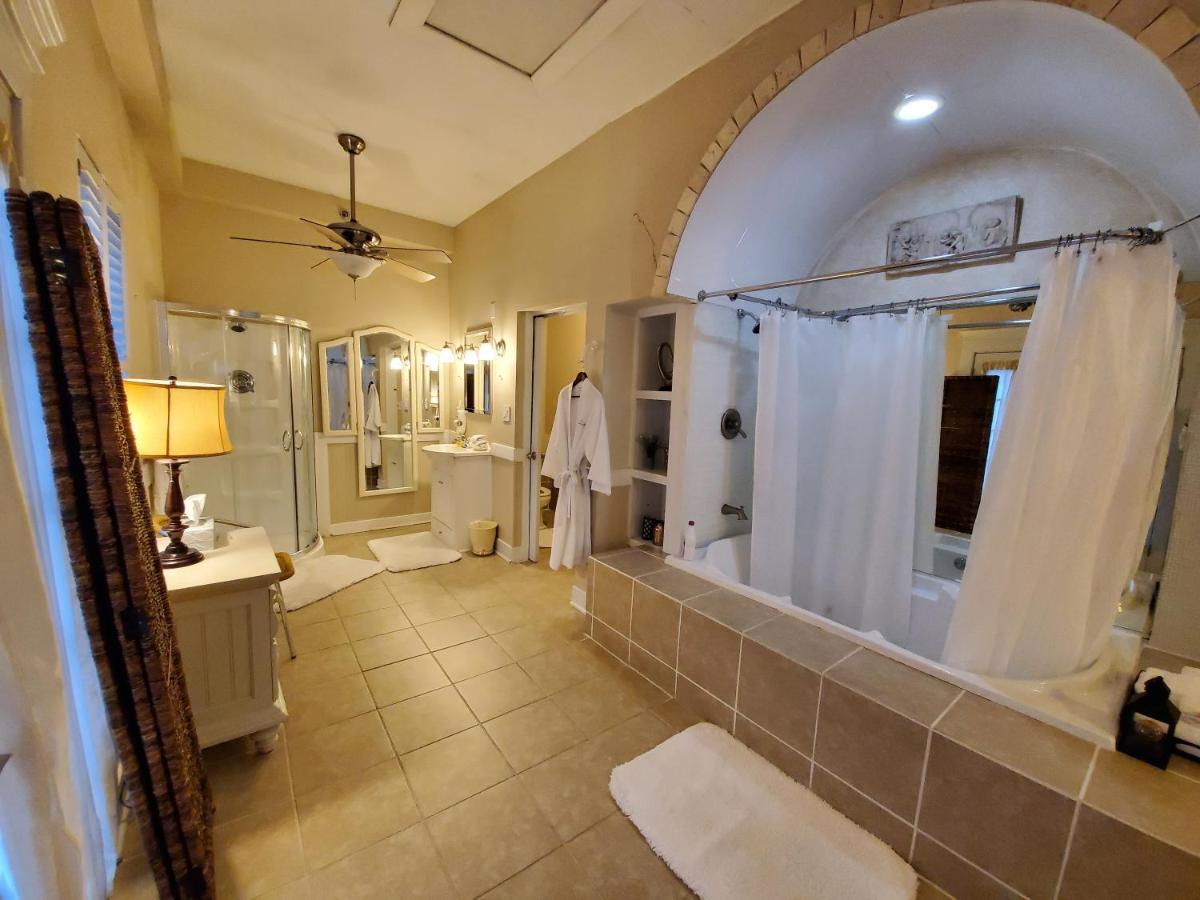 Honeymoon Suite