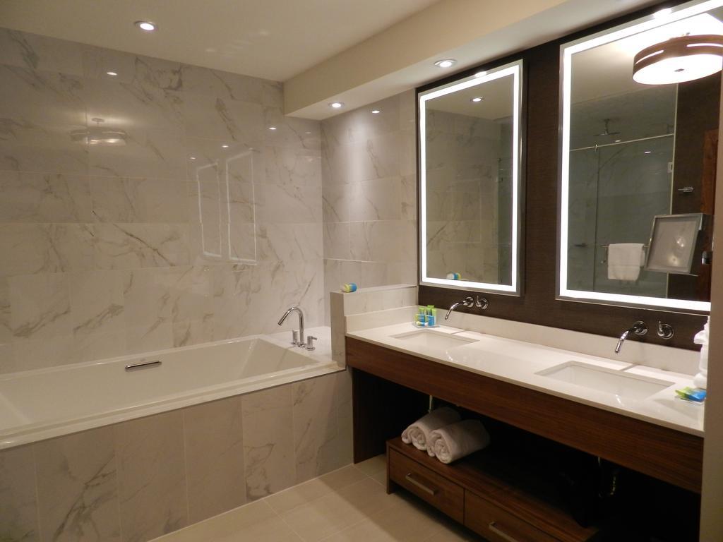 One-Bedroom King Suite