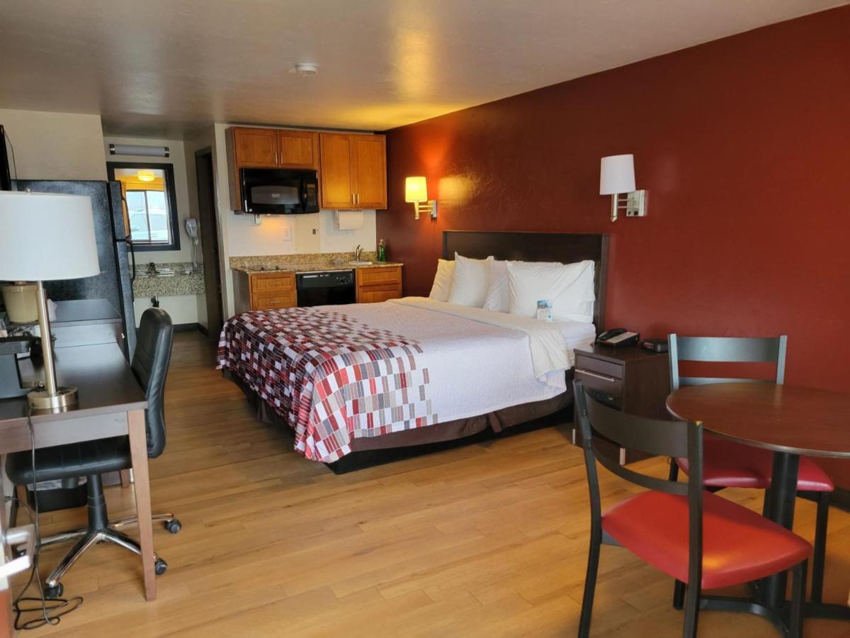 Deluxe King Room Kitchenette Smoke