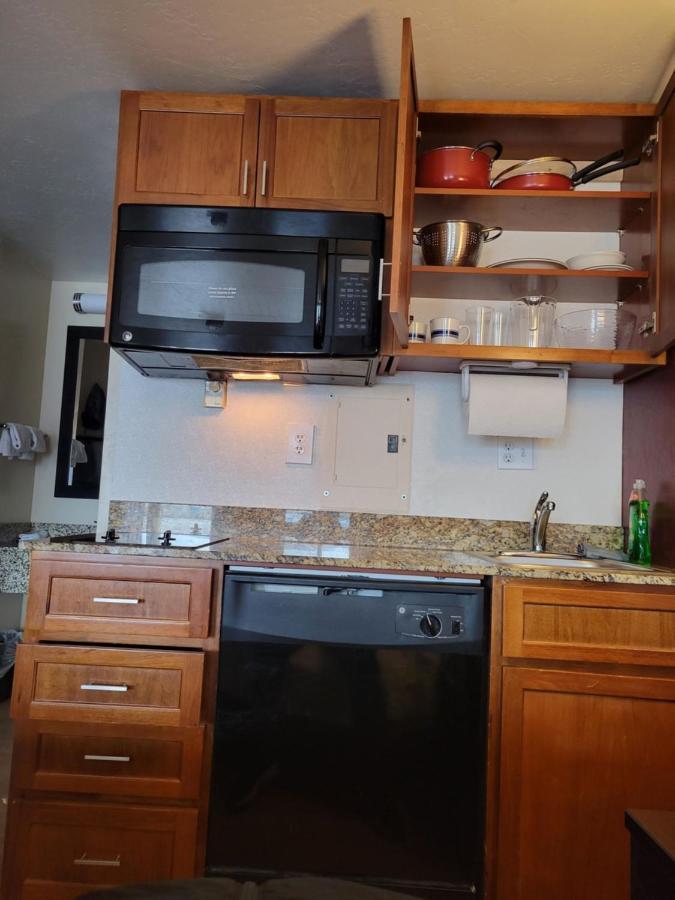 Deluxe King Room Kitchenette Smoke