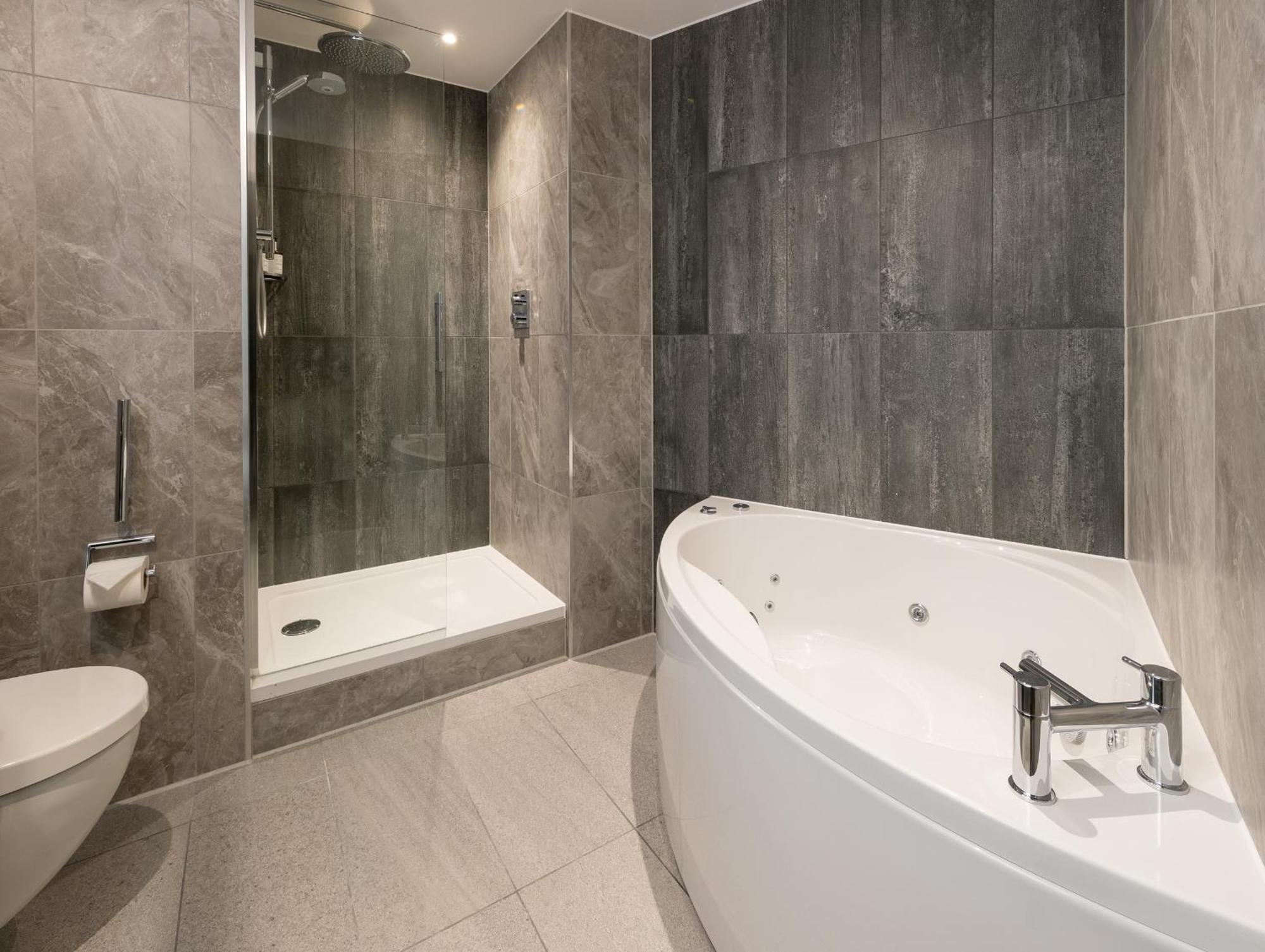 1 Queen Bed Premium Jetted Bath