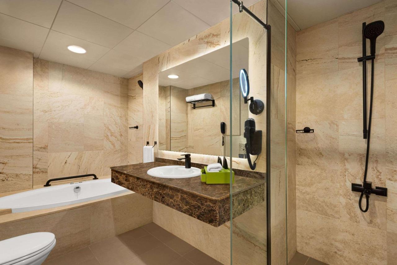 Executive Suite Kitchenette 1 King Bed Complimentary Transfer to La Mer Beach Dubai Mall or Burj Khalifa Metro Station