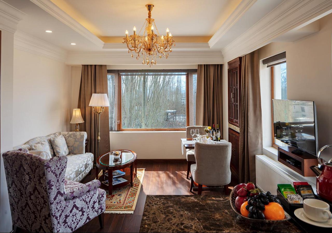 Deluxe Suite Spa Bath