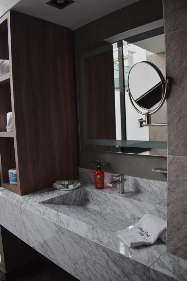 Deluxe Queen Suite