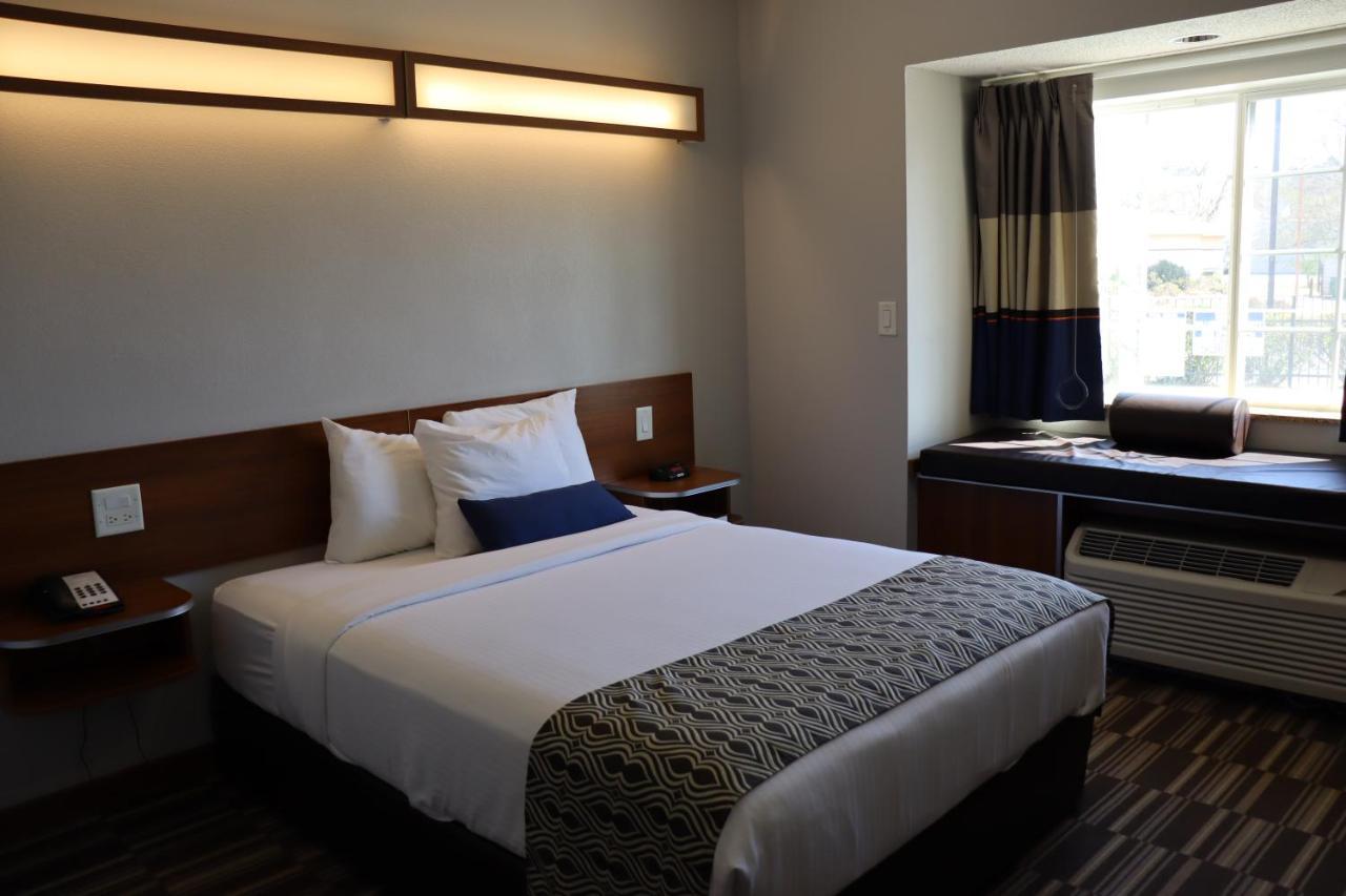 Queen Suite with Mobility/Hearing Impaired Access - Non-Smoking