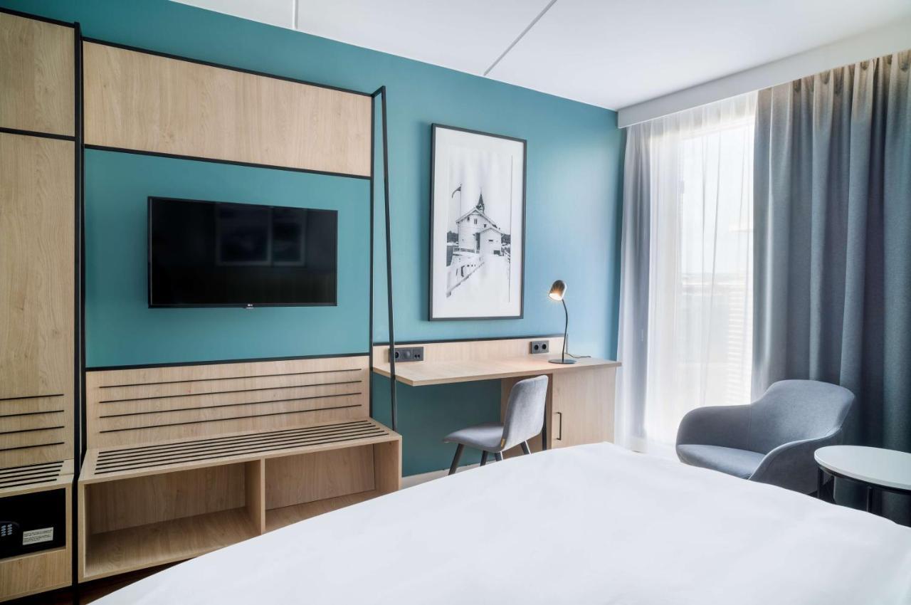 Superior Room with Runway View