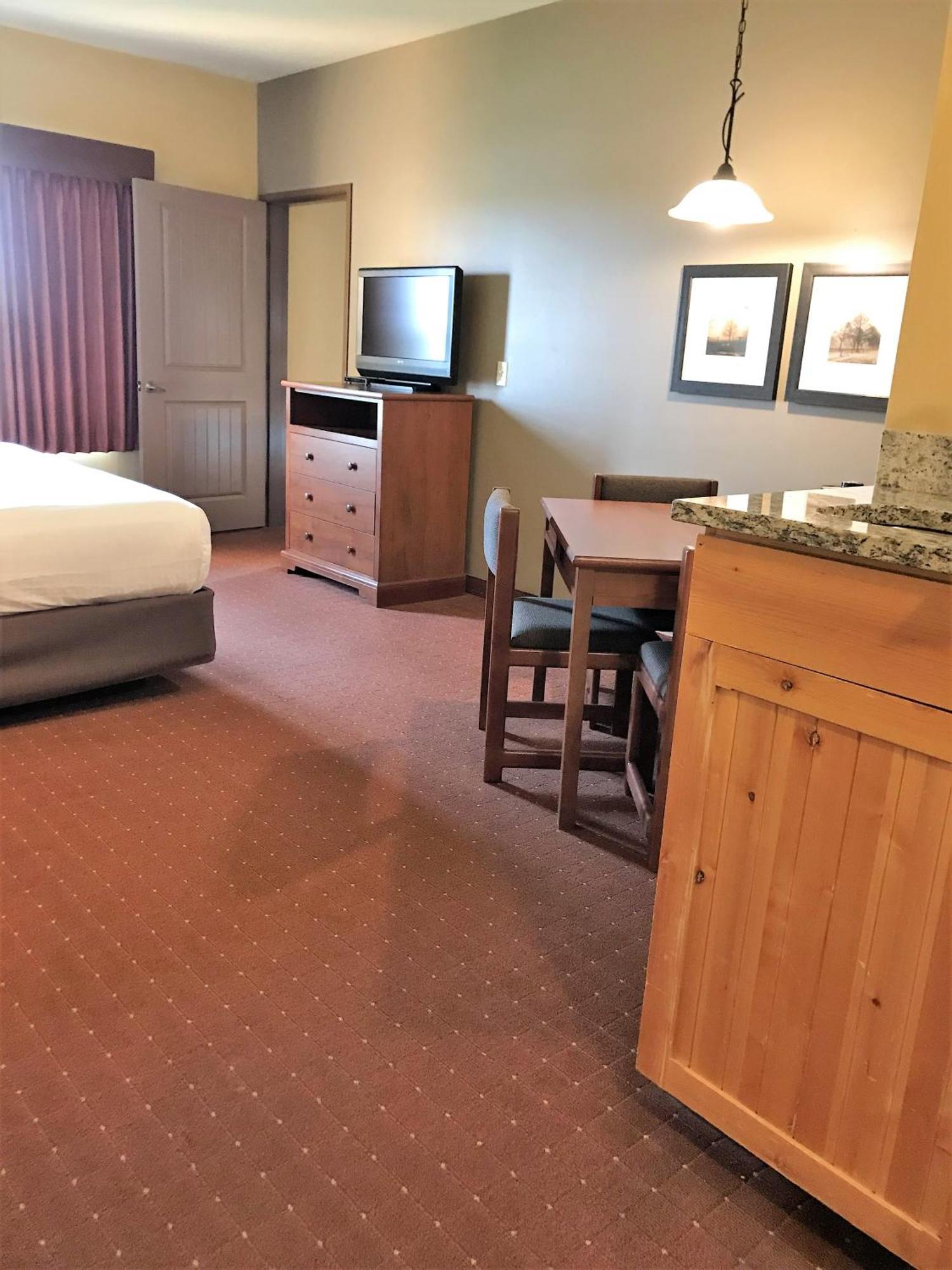 Two-Bedroom Suite a King Bed Two Double Beds Two Twin Beds Non Smoking,1210785529:JPEG
