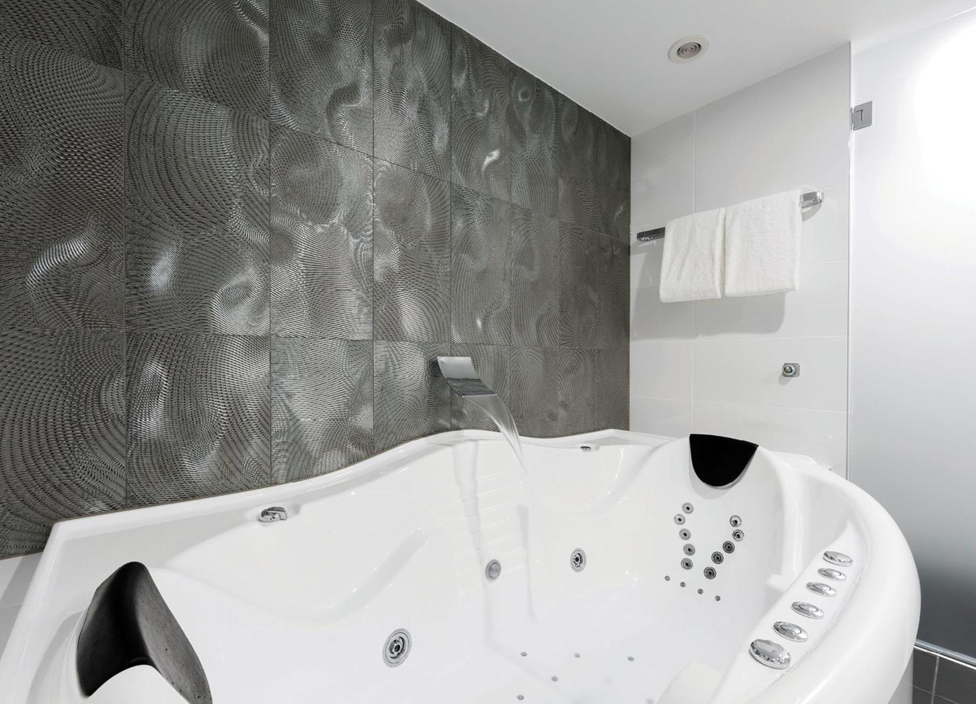 Suite with Spa Bath