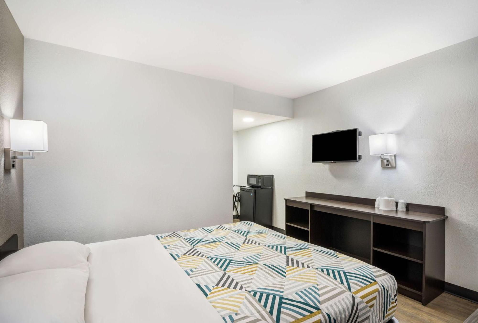 1 Queen Bed |
