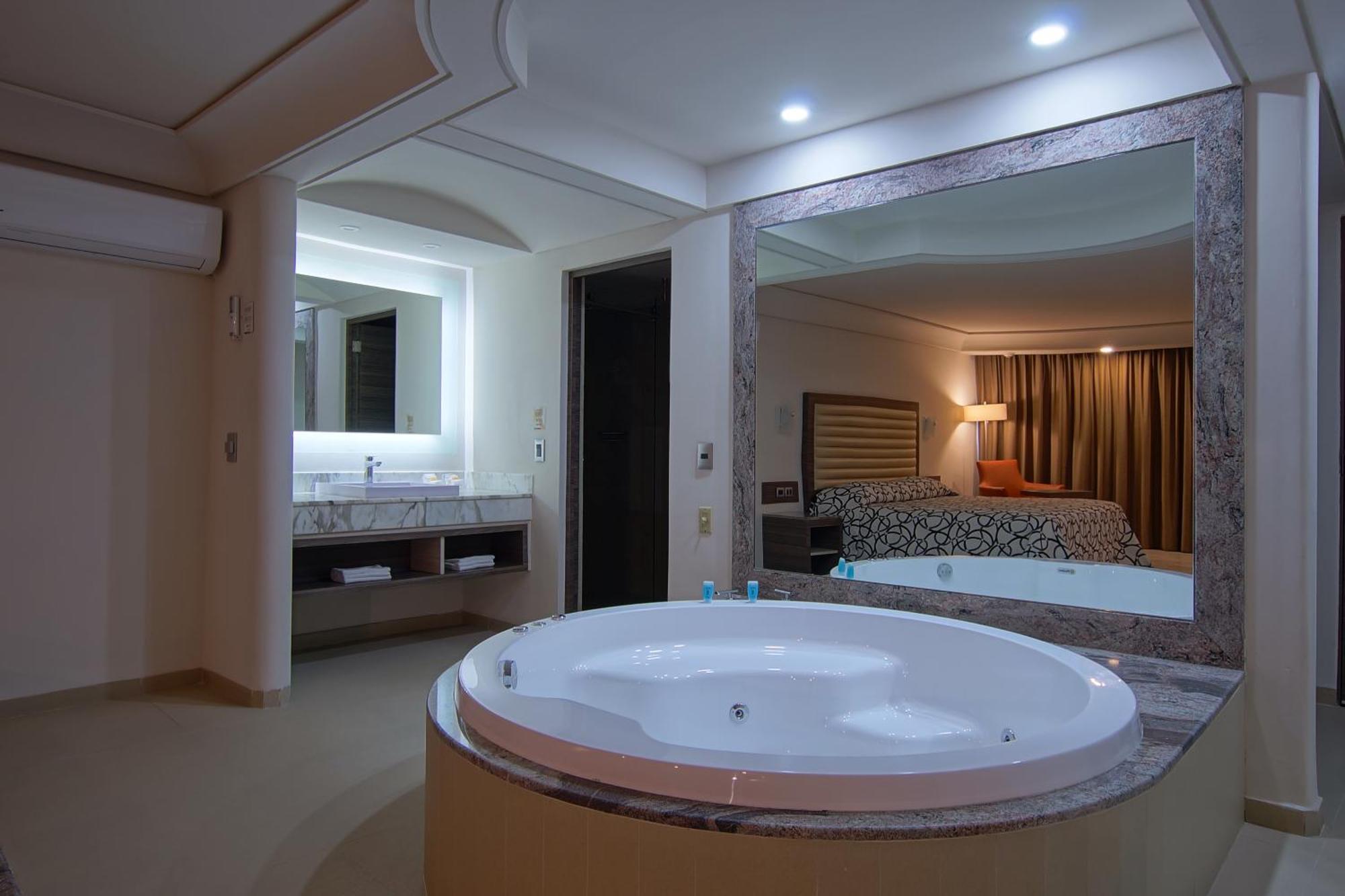 Deluxe Suite Spa Bath