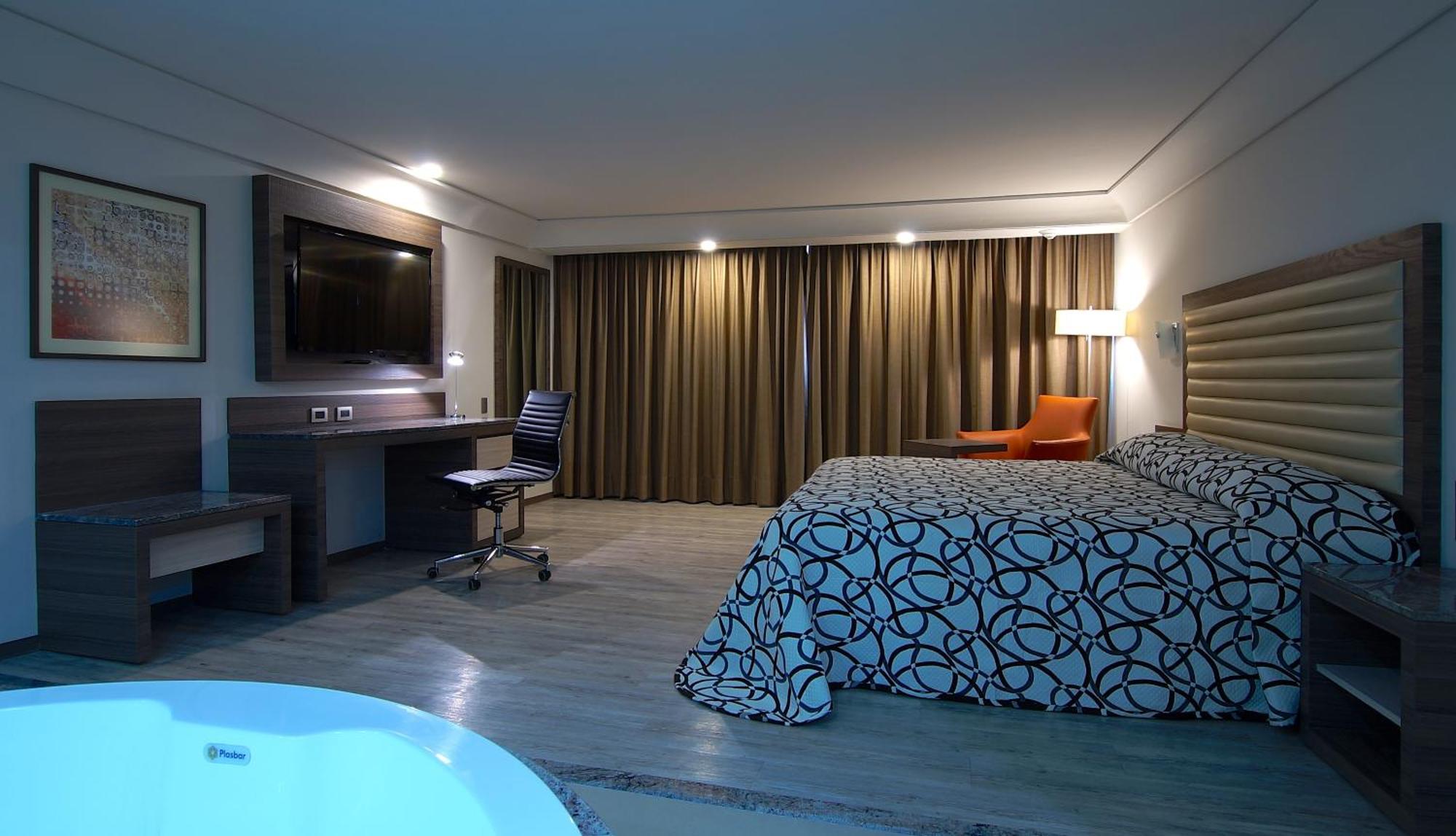 Deluxe Suite Spa Bath