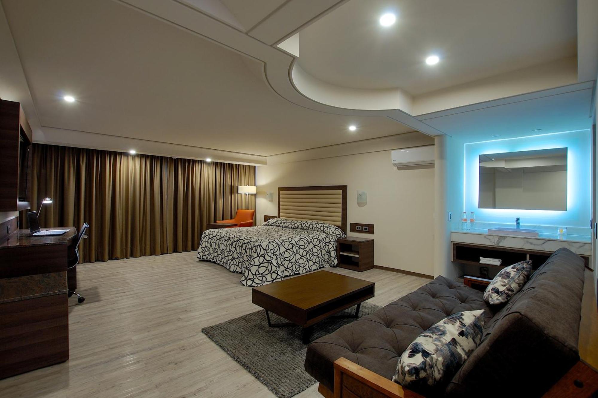 Deluxe King Suite