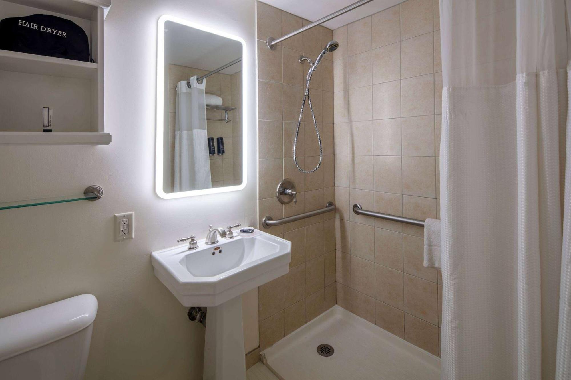 1 Queen Bed Deluxe Mobility Accessible Room Non-Smoking