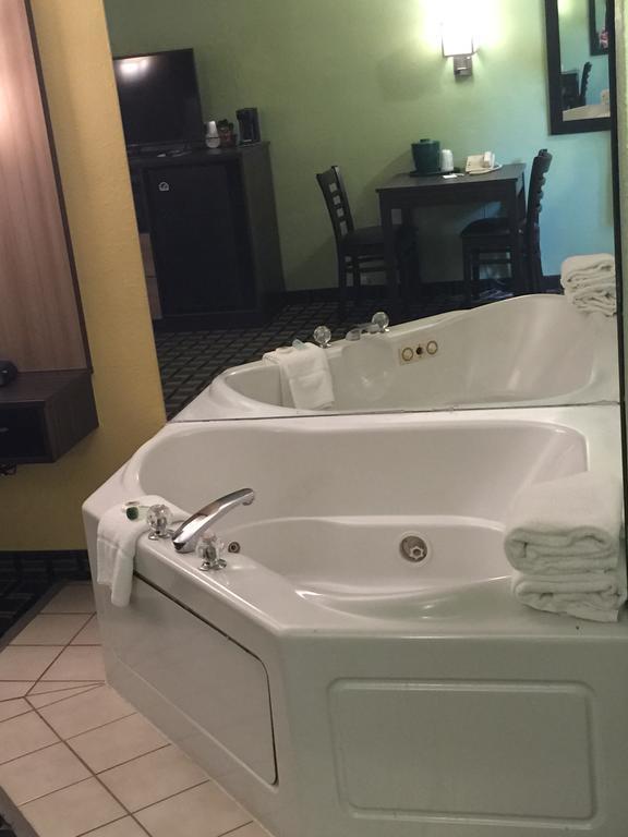 Queen Room with Spa Bath - Smoking