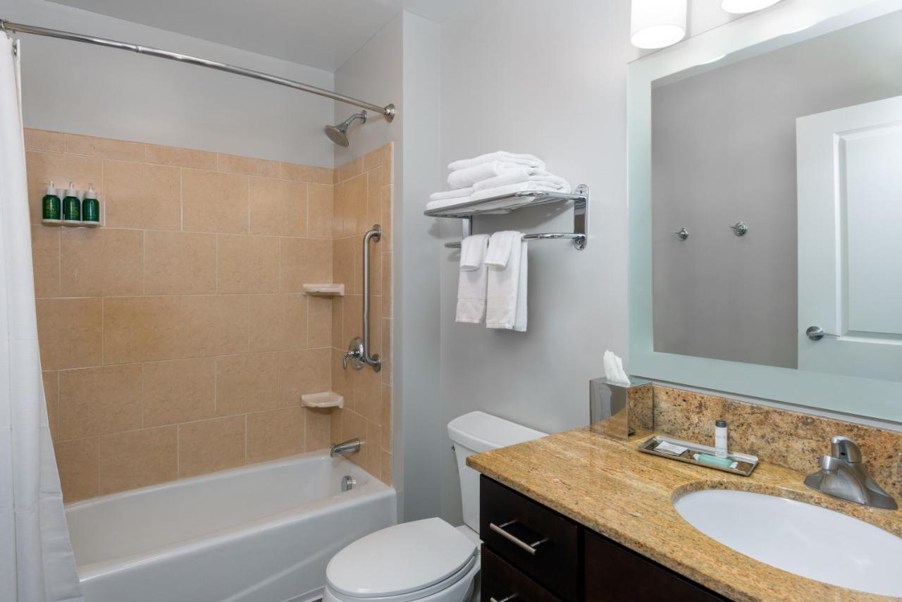 One-Bedroom Queen Suite