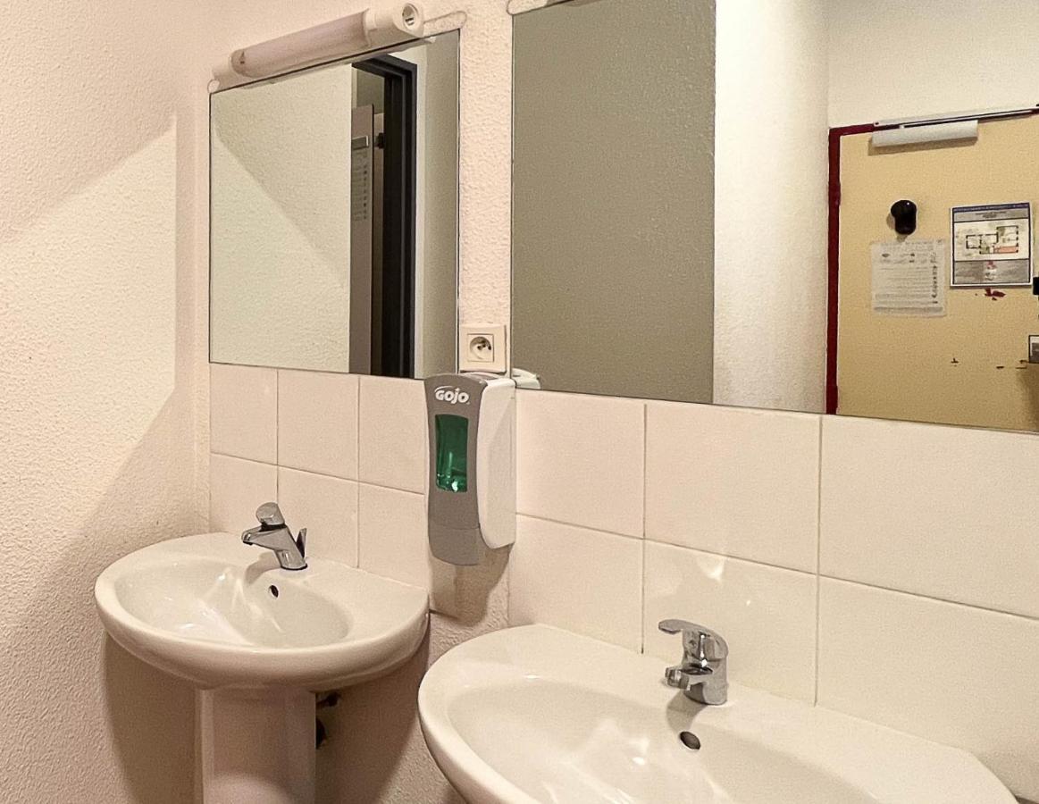 Bed 6-Bed Female Dormitory Ensuite Bathroom
