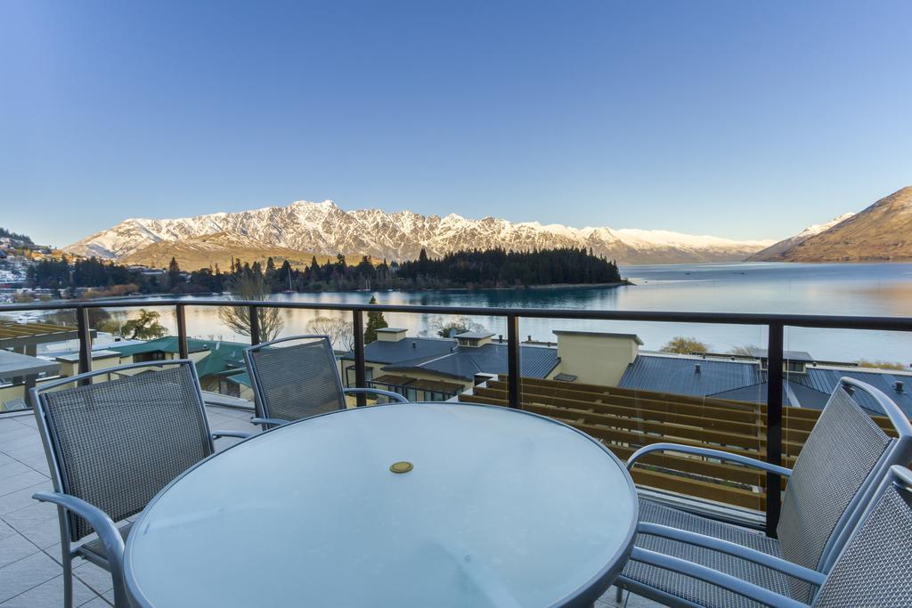 Three-bedroom lake view apartment