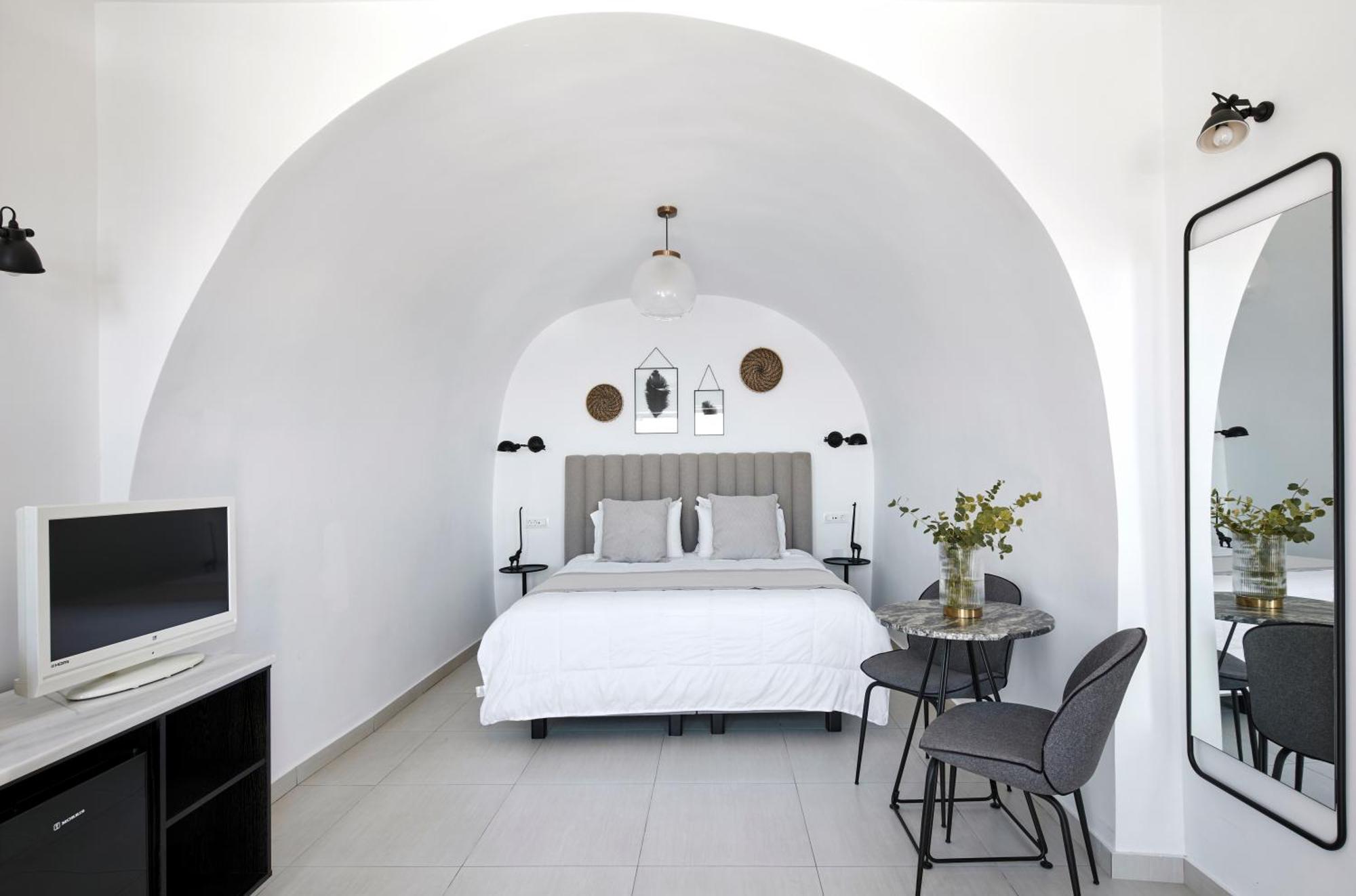 Petit Suite outdoor heated private Jacuzzi & Caldera View