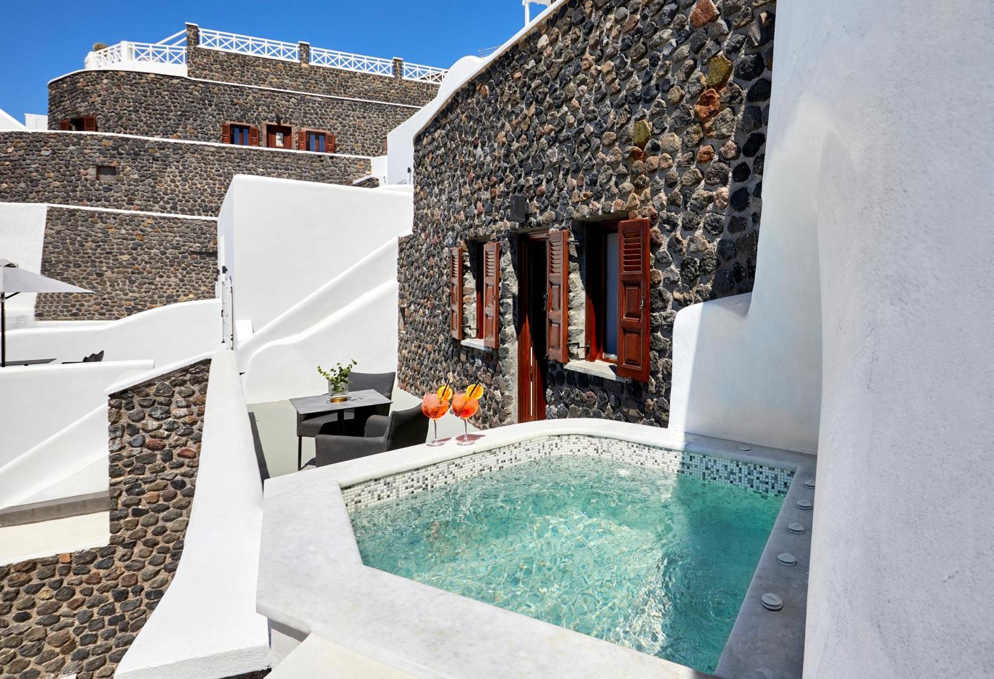 Petit Suite outdoor heated private Jacuzzi & Caldera View