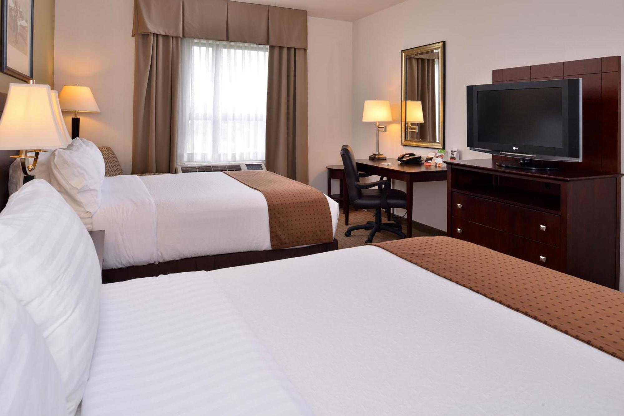 Standard Queen Room with Two Queen Beds and Mobility Accessible Tub