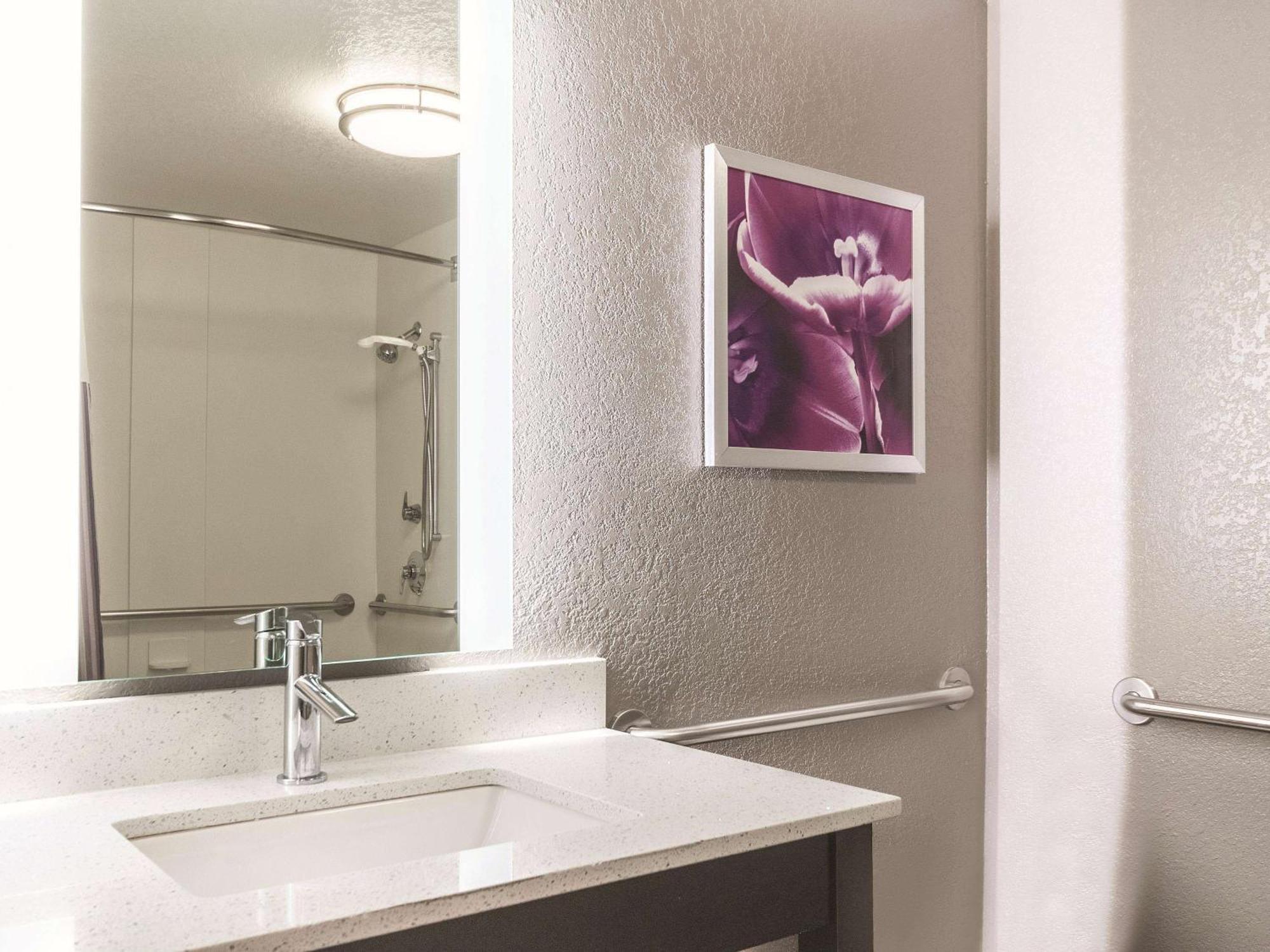 Double Room Two Double Beds Bath Tub Mobility Accessible or Non-Smoking