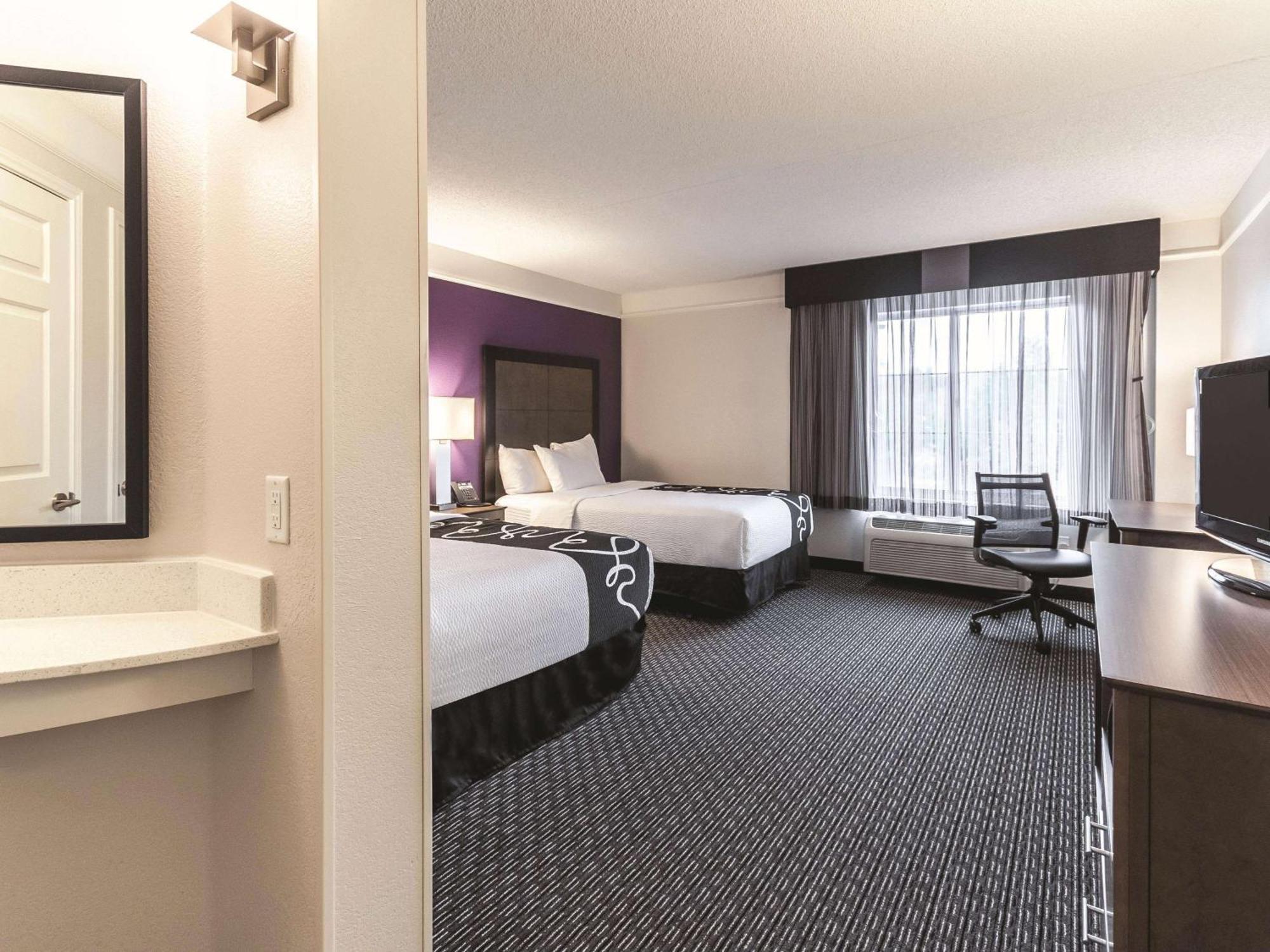 Double Room Two Double Beds Bath Tub Mobility Accessible or Non-Smoking